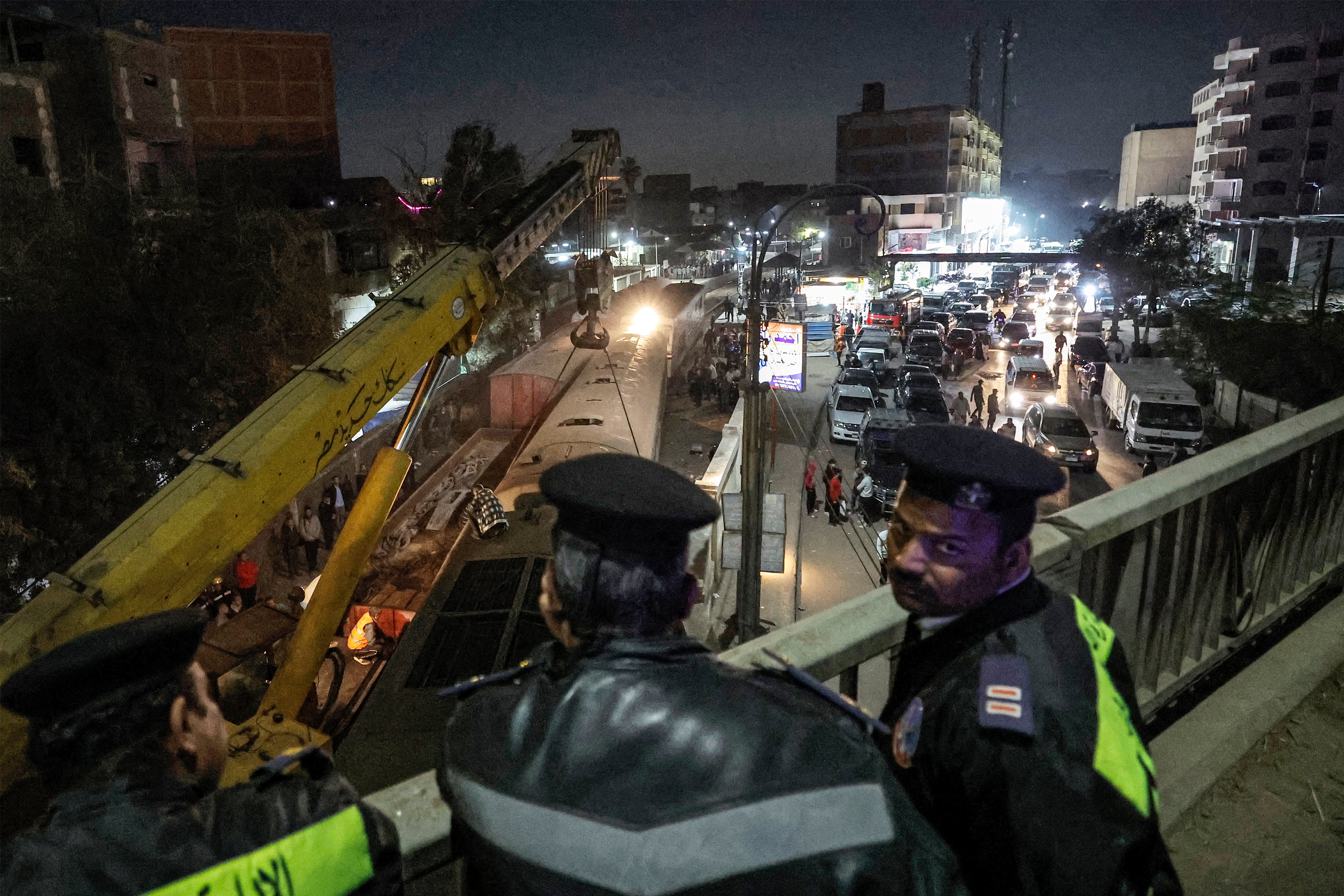 Según la Autoridad Nacional de Ferrocarriles egipcia, el conductor llevó el tren “más allá de la línea de llegada” cuando entraba en la estación, ignorando una señal que le ordenaba detenerse. (Photo by Khaled DESOUKI / AFP)
