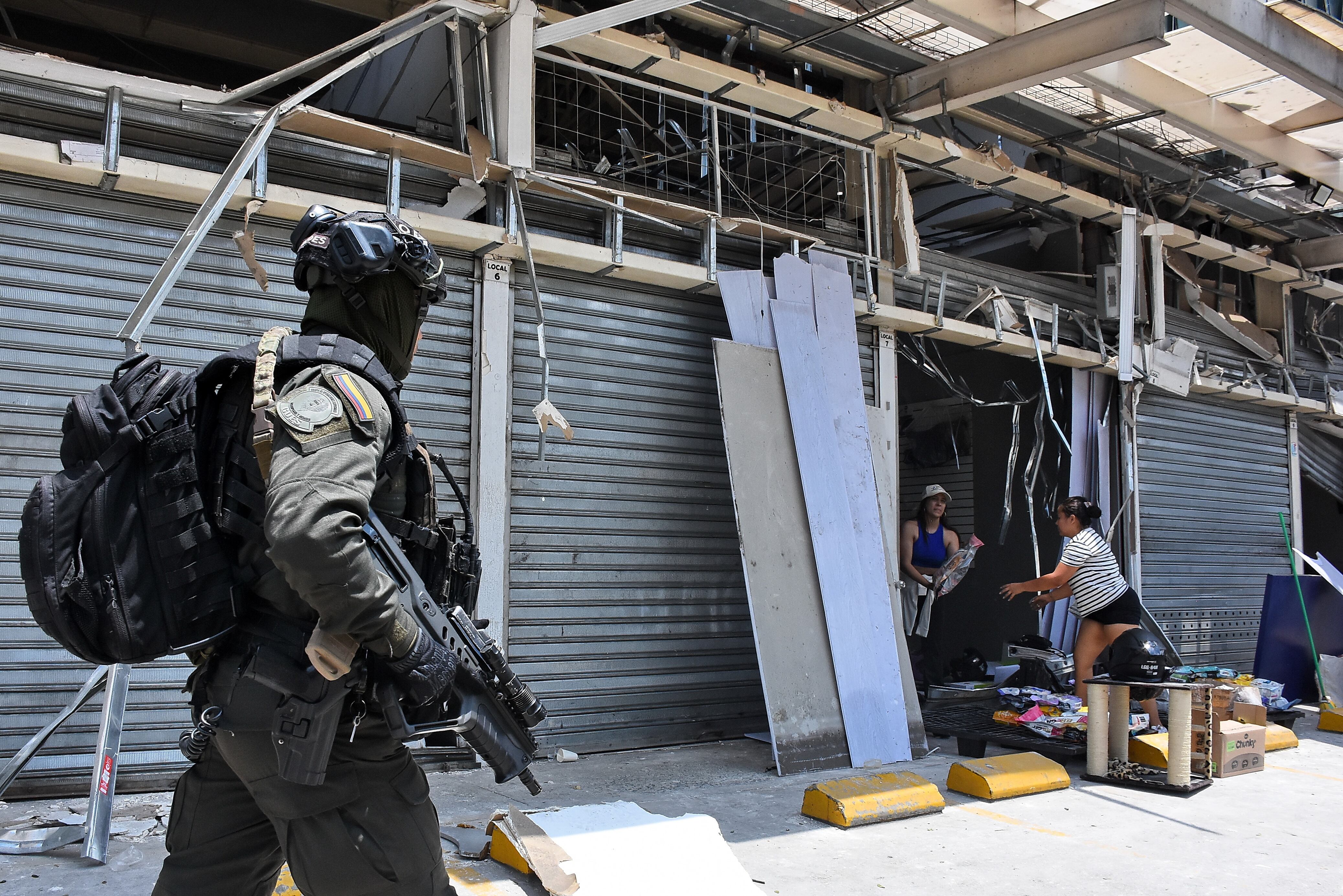 Visita ministro de defensa al lugar donde ocurrieron los atentados terroristas contra la base aérea.