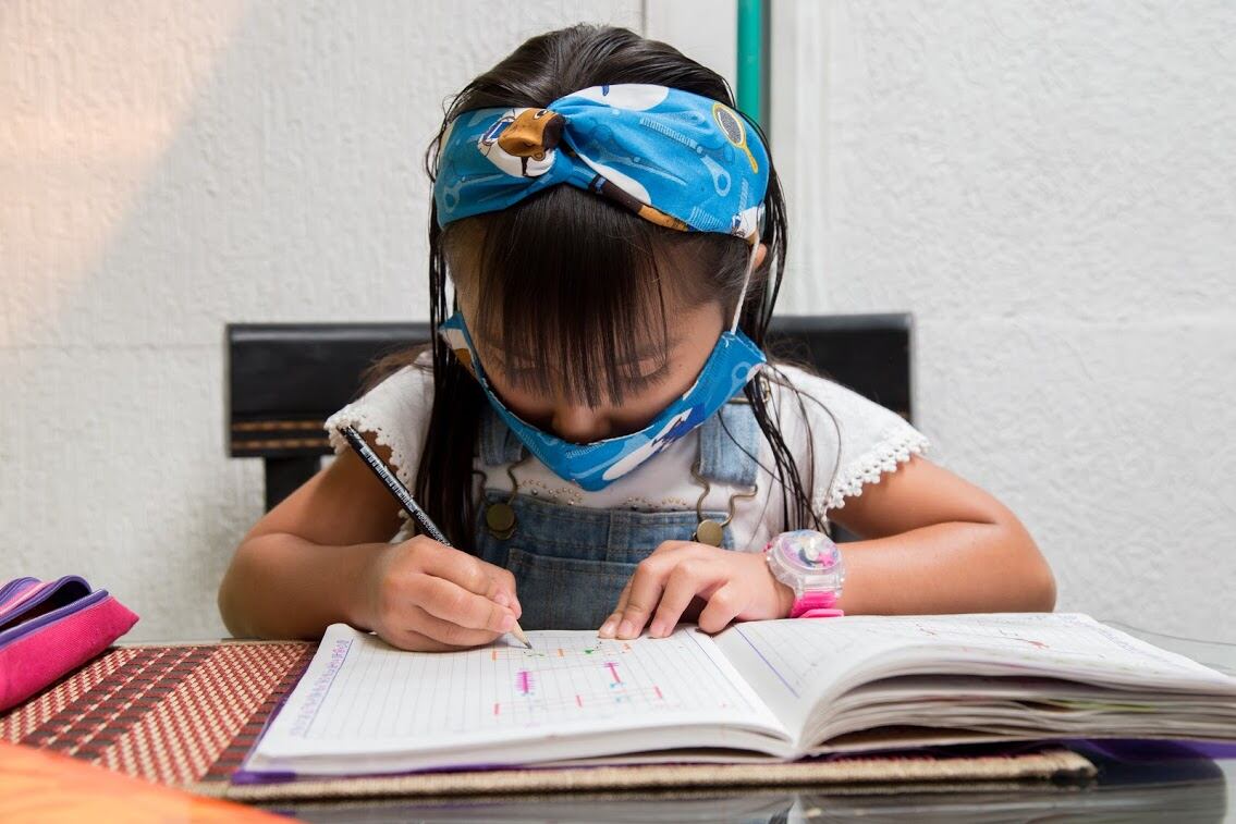 Cientos de miles de niños bogotanos adelantan su educación en casa por el cierre de escuelas.