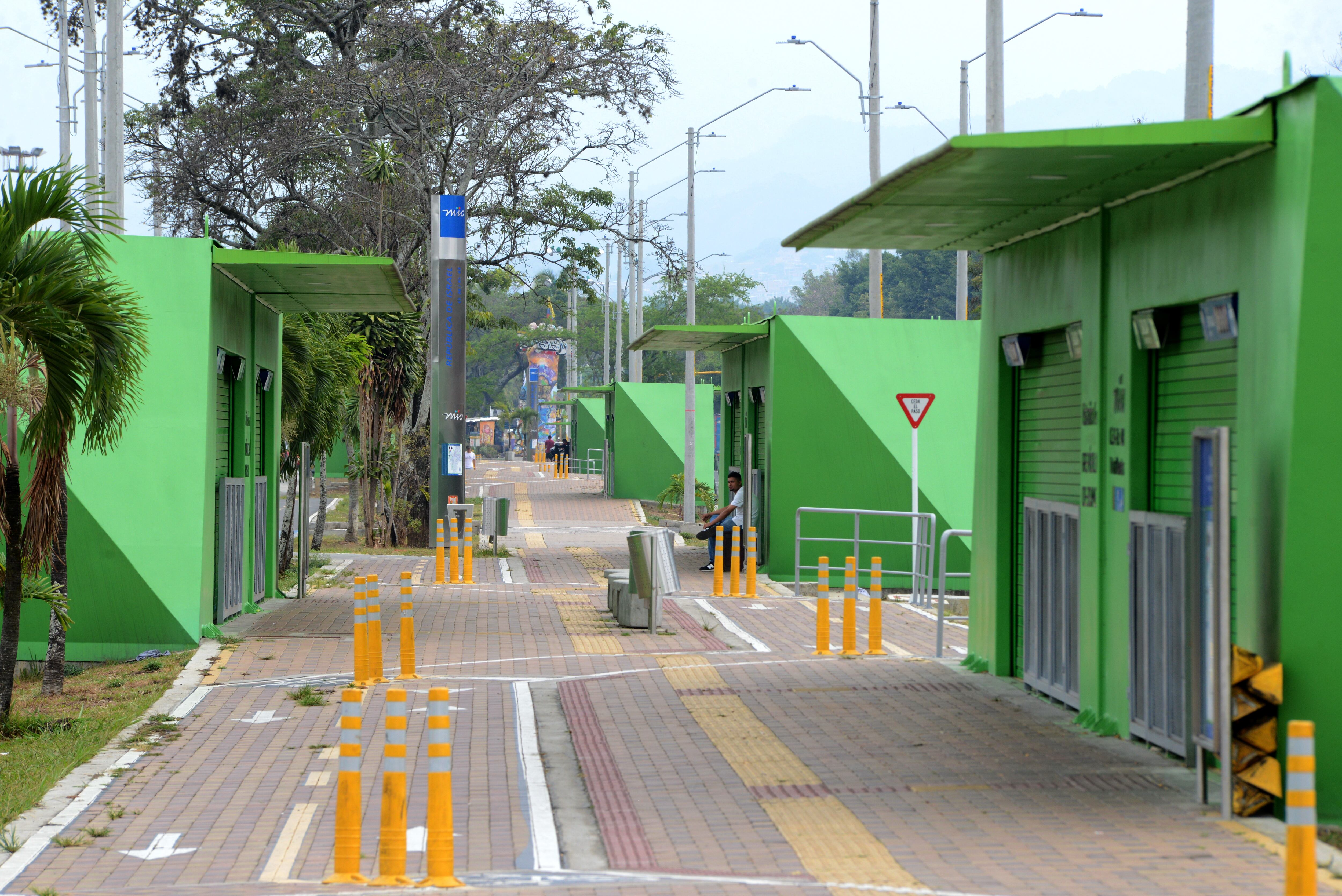 Cali Obras en la Troncal Oriental del Cali Obras en la Troncal Oriental del Masivo Integrado de Occidente (MIO) es la obra de infraestructura más grande del sistema de transporte de Cali, que se construye actualmente sobre la autopista Simón Bolívar. foto José L Guzmán. El País. agosto15-23