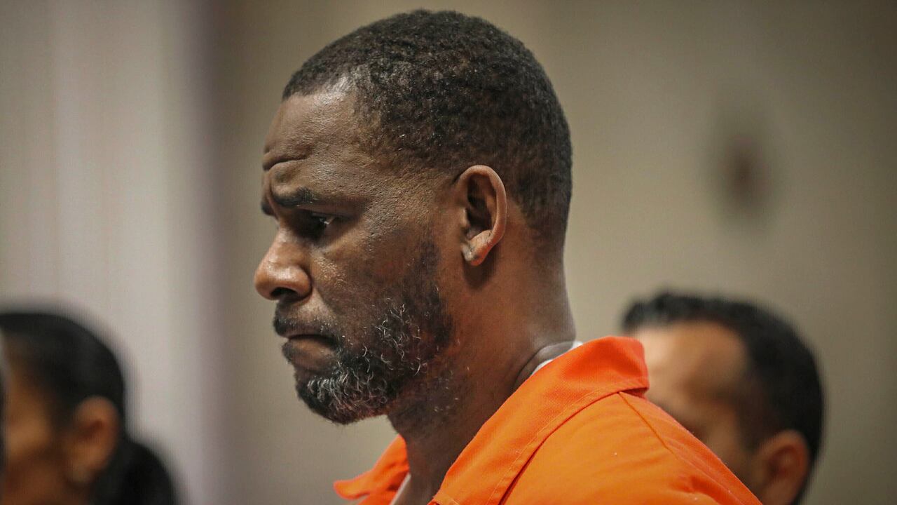 ARCHIVO – En esta fotografía, R. Kelly durante una audiencia en el tribunal penal de Leighton en Chicago. El juicio de R. Kelly, quien por años evadió acusaciones por abusos contra mujeres y menores de edad, comenzó el miércoles 18 de agosto de 2021. (Antonio Perez/Chicago Tribune via AP, Pool, archivo)