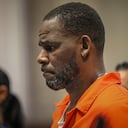 ARCHIVO – En esta fotografía, R. Kelly durante una audiencia en el tribunal penal de Leighton en Chicago. El juicio de R. Kelly, quien por años evadió acusaciones por abusos contra mujeres y menores de edad, comenzó el miércoles 18 de agosto de 2021. (Antonio Perez/Chicago Tribune via AP, Pool, archivo)