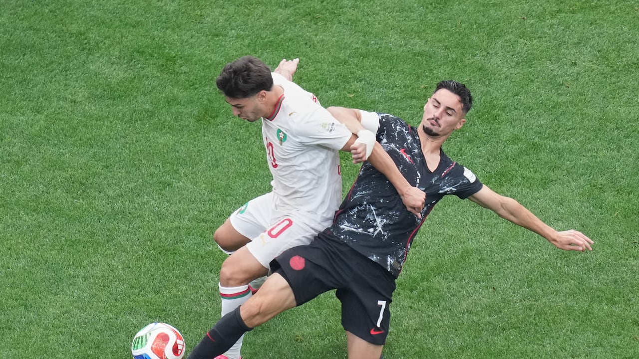 Brahim Díaz y Stephen Eustaquio disputan un balón en el partido de Canadá contra Marruecos.