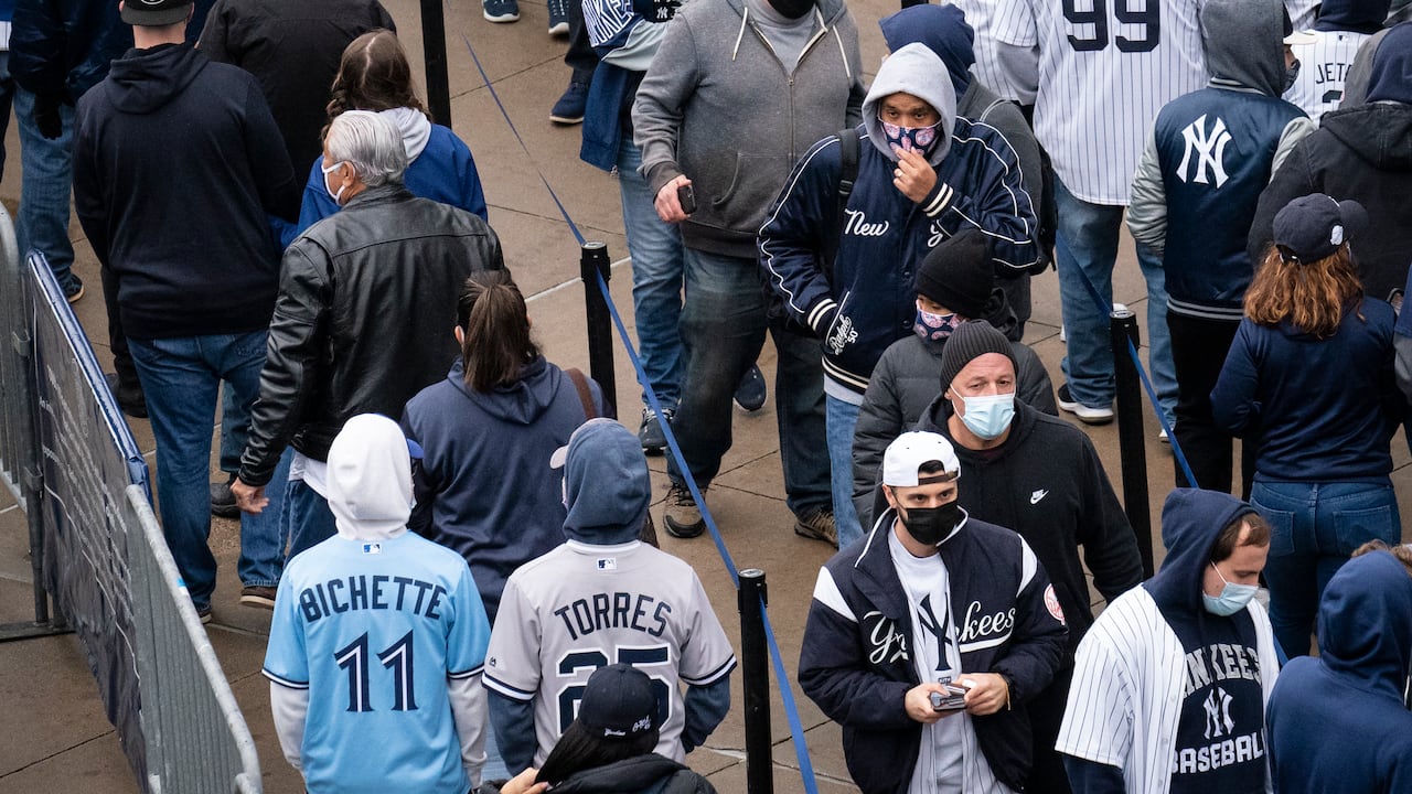 Las autoridades advirtieron que, al parecer, ómicron ha comenzado a transmitirse entre personas en Estados Unidos. (AP Foto/John Minchillo)