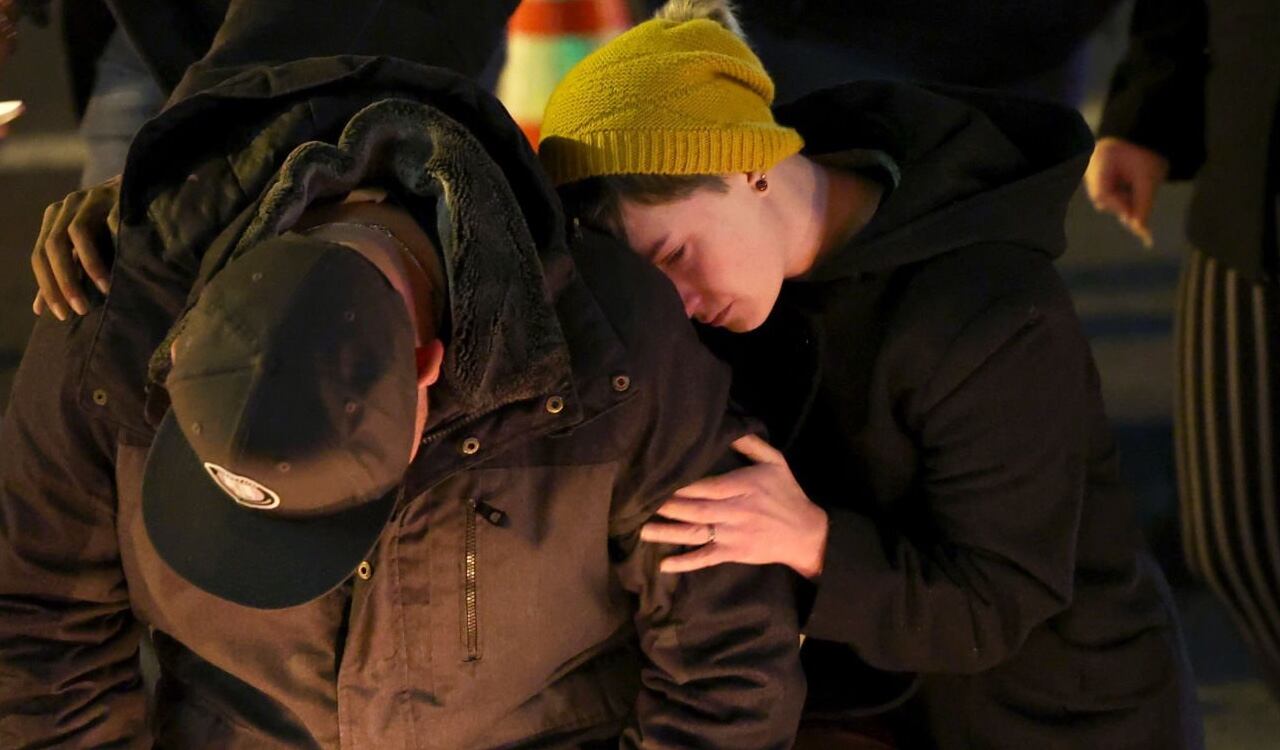 En Colorado Springs, varios lloran a las víctimas que dejó el tiroteo en el Club Q