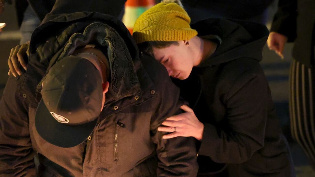 En Colorado Springs, varios lloran a las víctimas que dejó el tiroteo en el Club Q