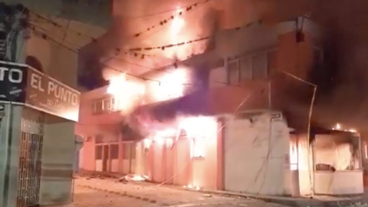 Imagen de video que muestra un edificio en llamas durante las protestas en La Plata, Huila.