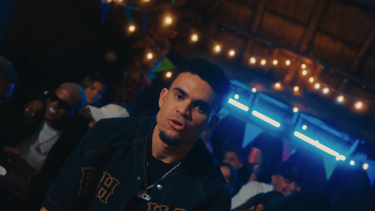 Luis Díaz cantando el tema 'La Promesa' dedicado a sus padres, esposa y hermanos.