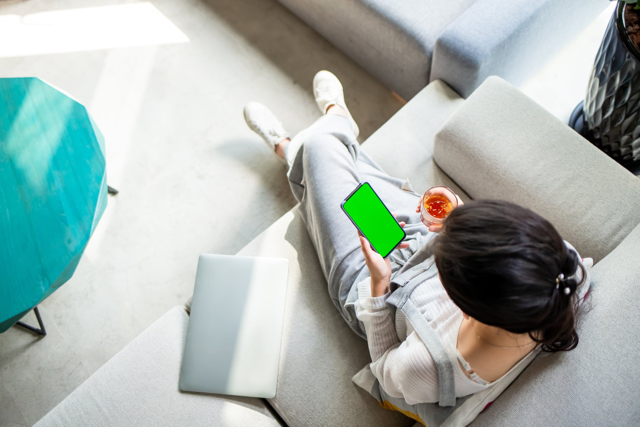 Foto de referencia sobre una persona observando el celular