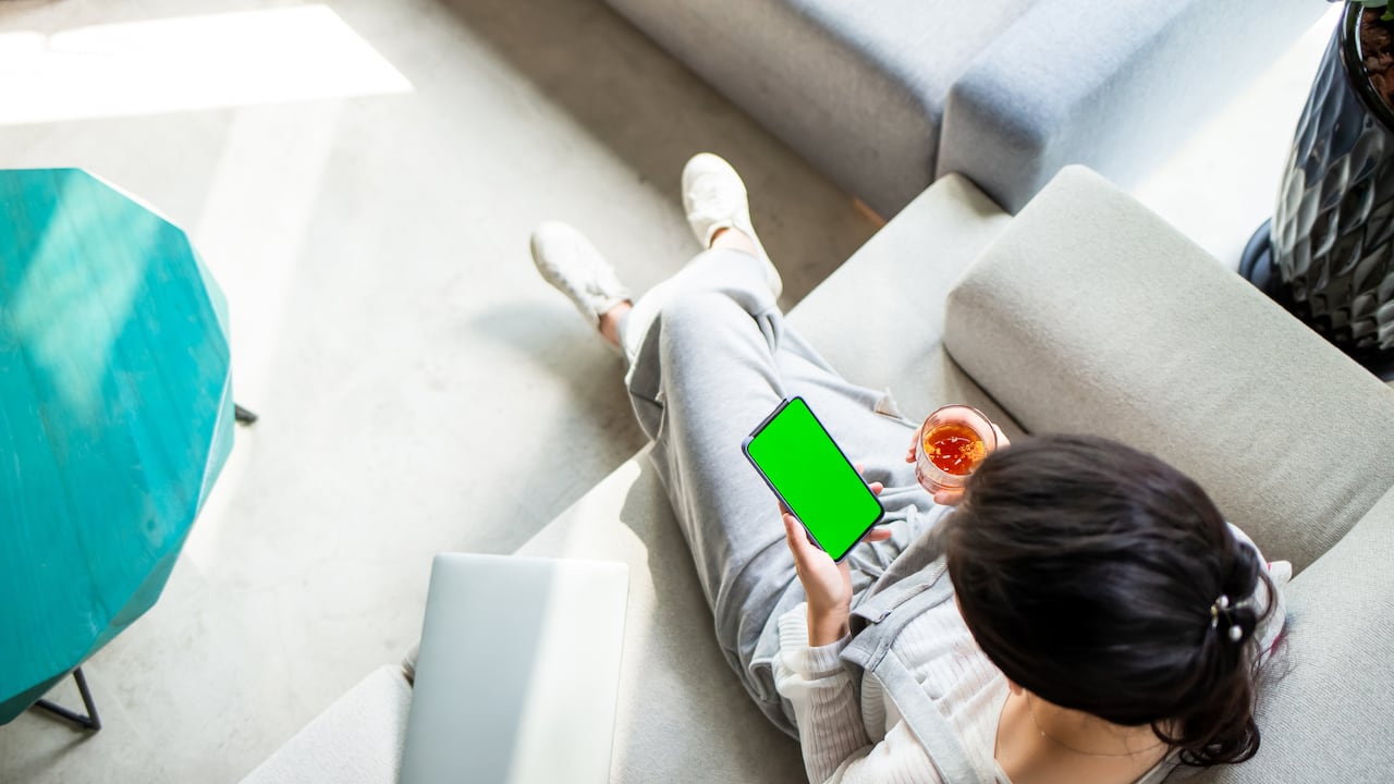 Foto de referencia sobre una persona observando el celular