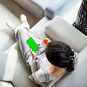 Foto de referencia sobre una persona observando el celular