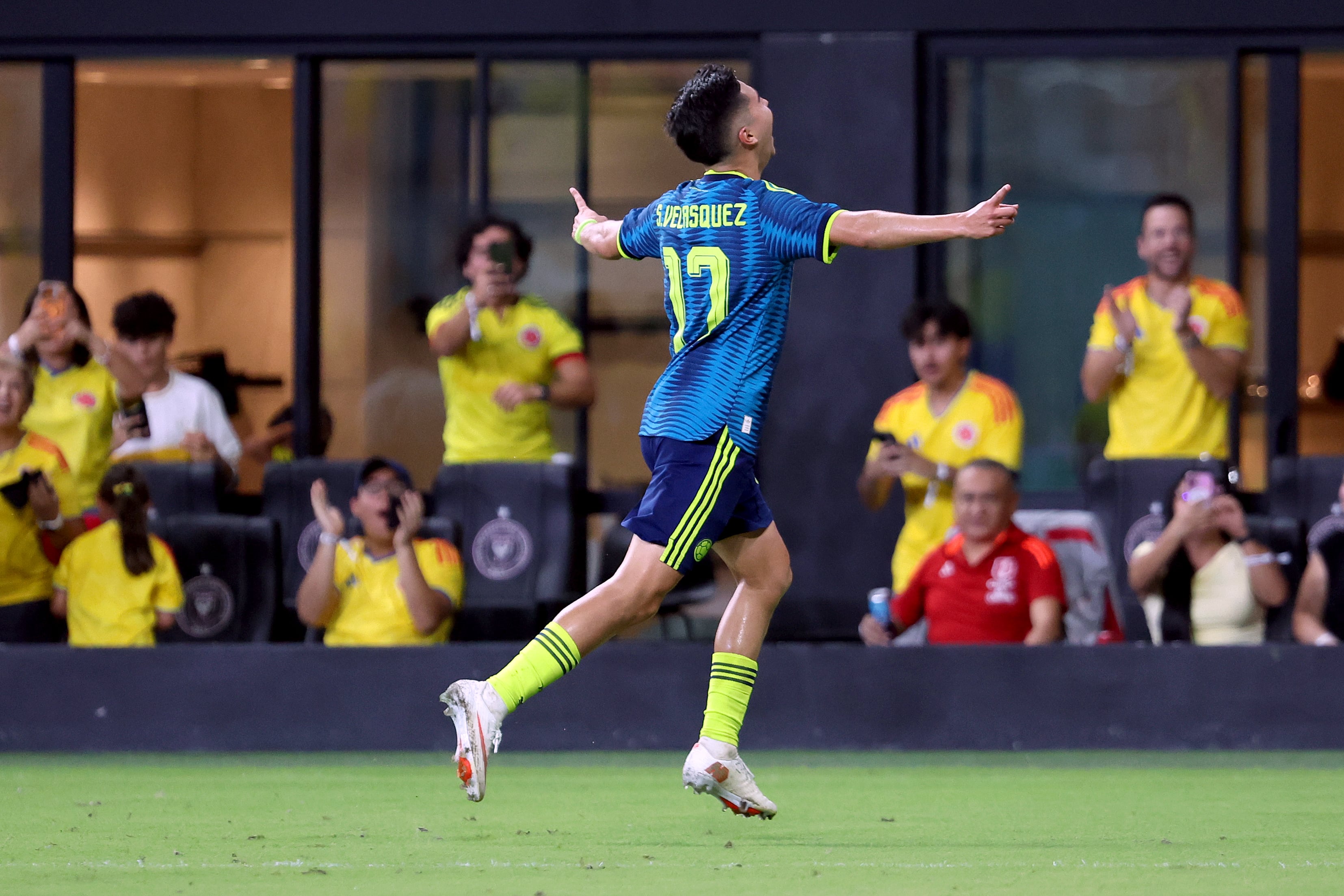 Samuel Velásquez celebrando su gol con Colombia, ante Perú, en amistoso fecha Fifa.