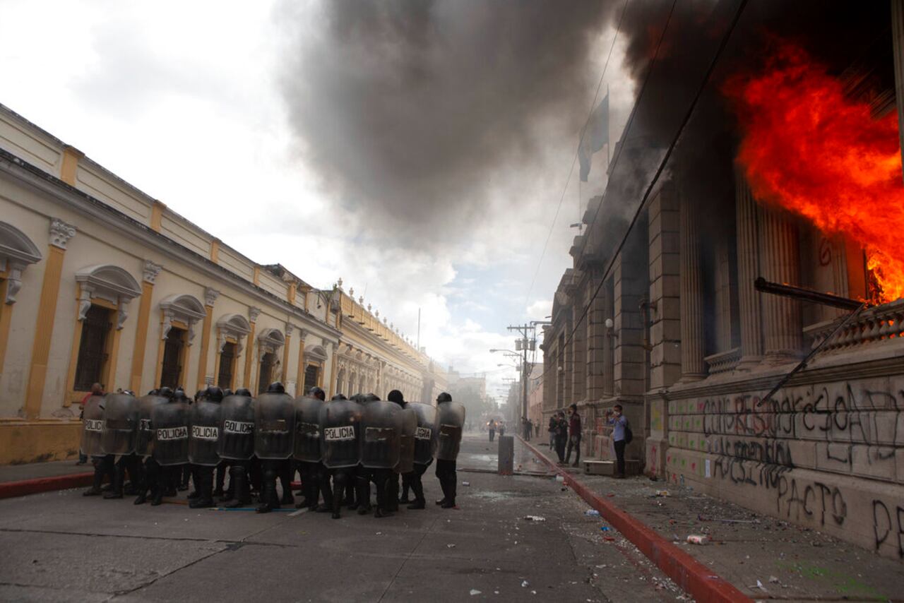 Manifestantes incendian sede del Congreso de Guatemala (AP Photo/Oliver De Ros)