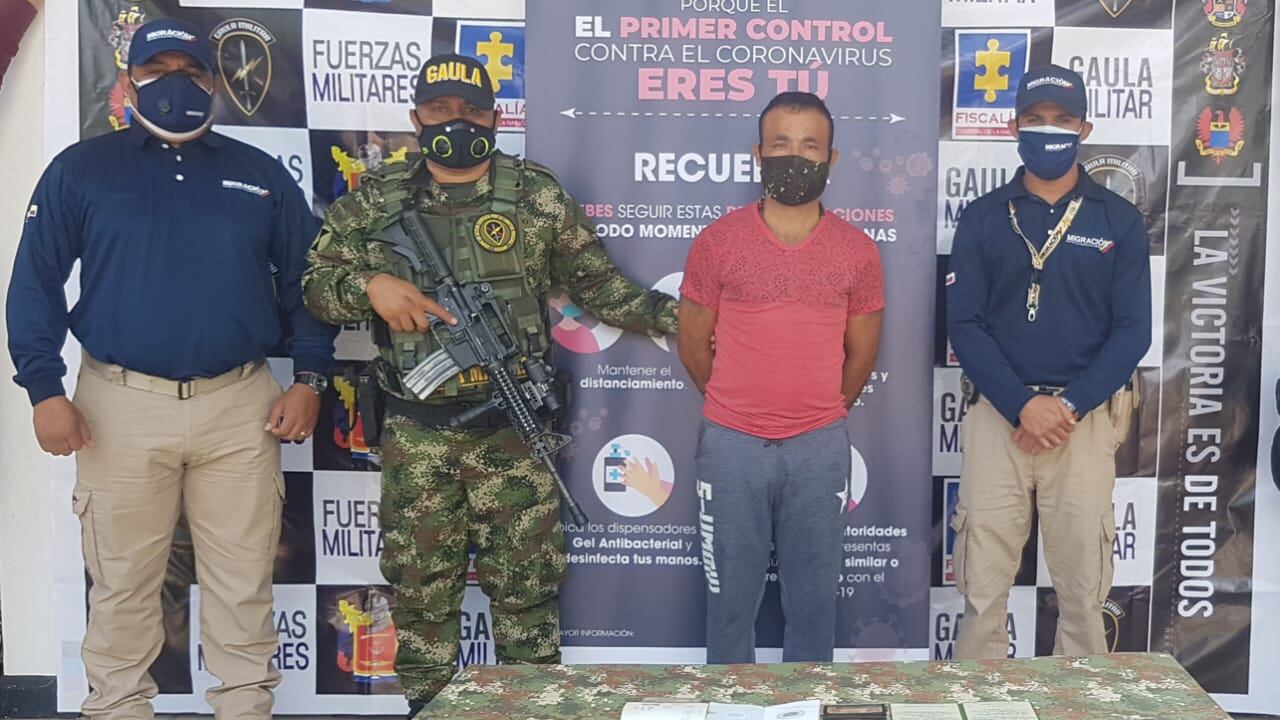 Alberto José Ramos Utrera, camiseta roja, se hacía pasar por bumangués. Foto: Cortesía