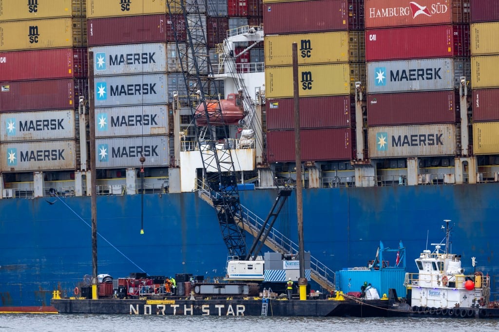 Se limpian los escombros del puente Francis Scott Key derrumbado mientras comienzan los esfuerzos para reabrir el puerto de Baltimore el 1 de abril de 2024 en Baltimore, Maryland (Foto de TASOS KATOPODIS / GETTY IMAGES NORTEAMÉRICA / Getty Images vía AFP)