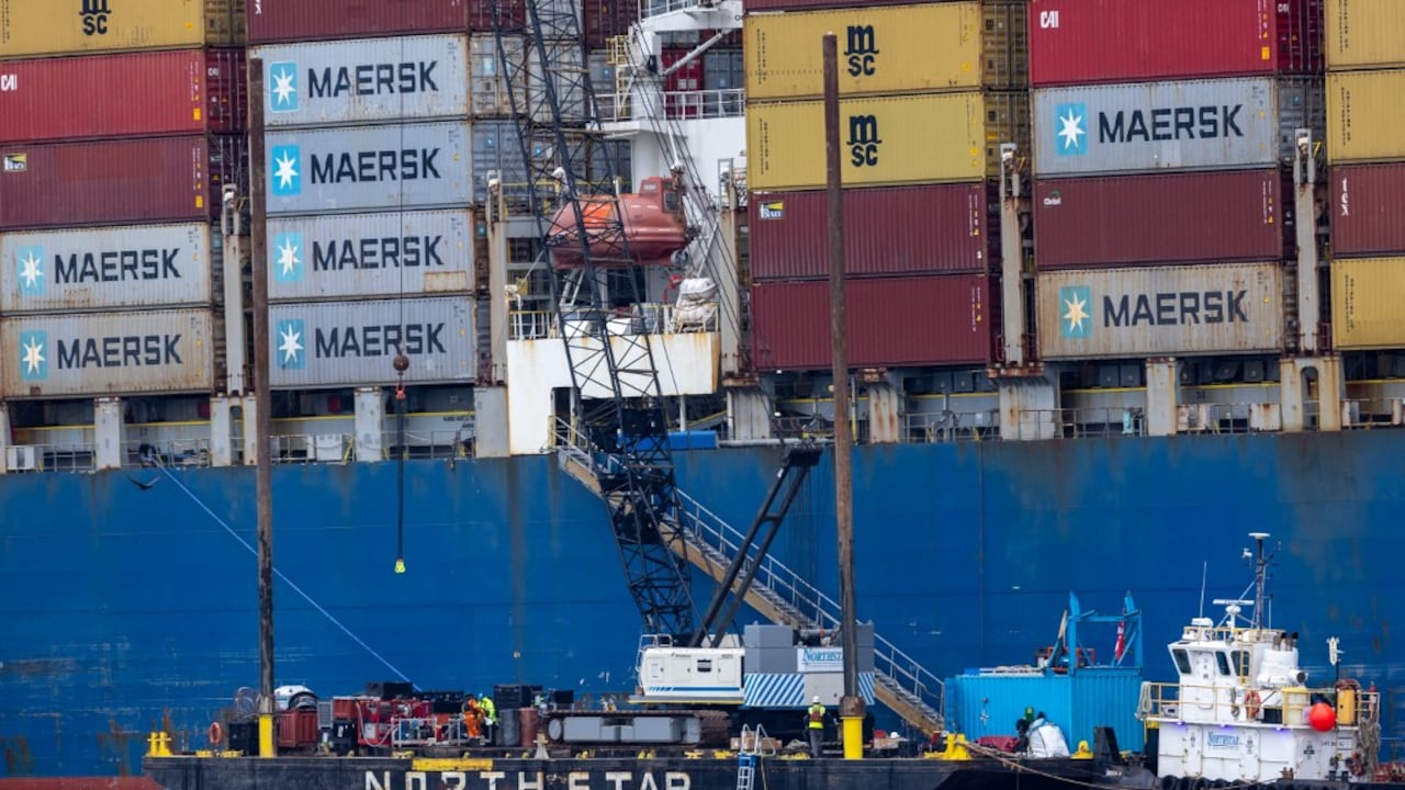 Se limpian los escombros del puente Francis Scott Key derrumbado mientras comienzan los esfuerzos para reabrir el puerto de Baltimore el 1 de abril de 2024 en Baltimore, Maryland (Foto de TASOS KATOPODIS / GETTY IMAGES NORTEAMÉRICA / Getty Images vía AFP)