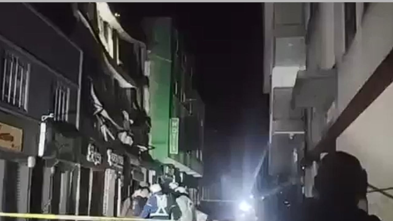 Equipos de rescate trabajan entre los escombros en medio de la búsqueda de sobrevivientes.