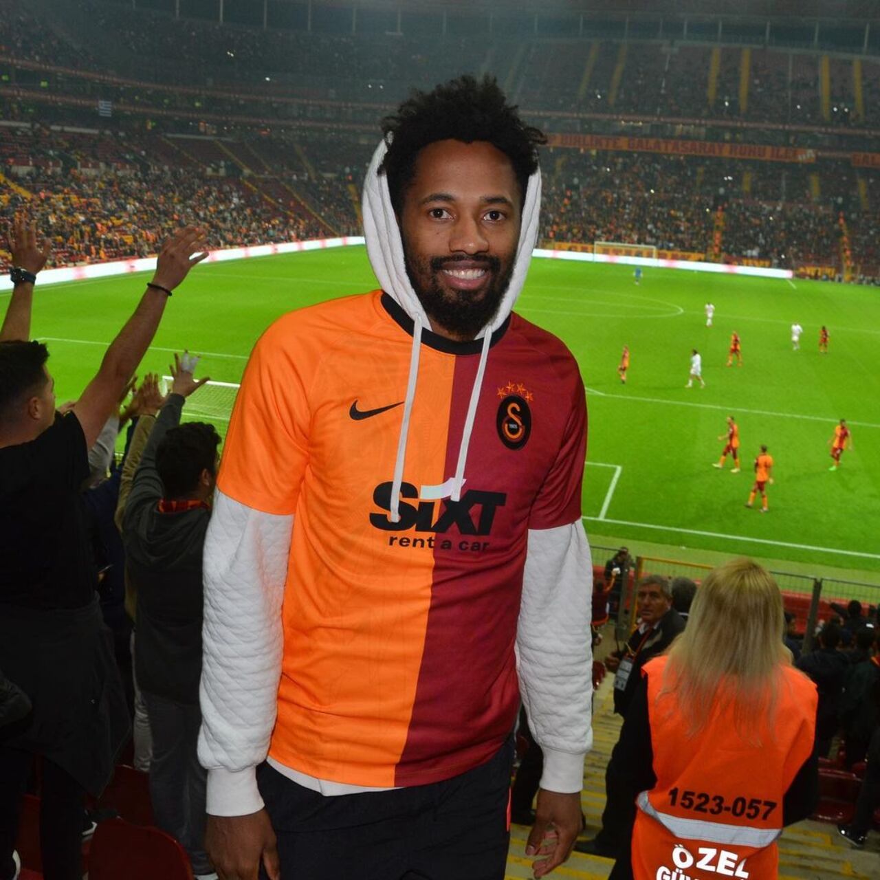Braian Angola visitando el estadio de fútbol del Gatasaray