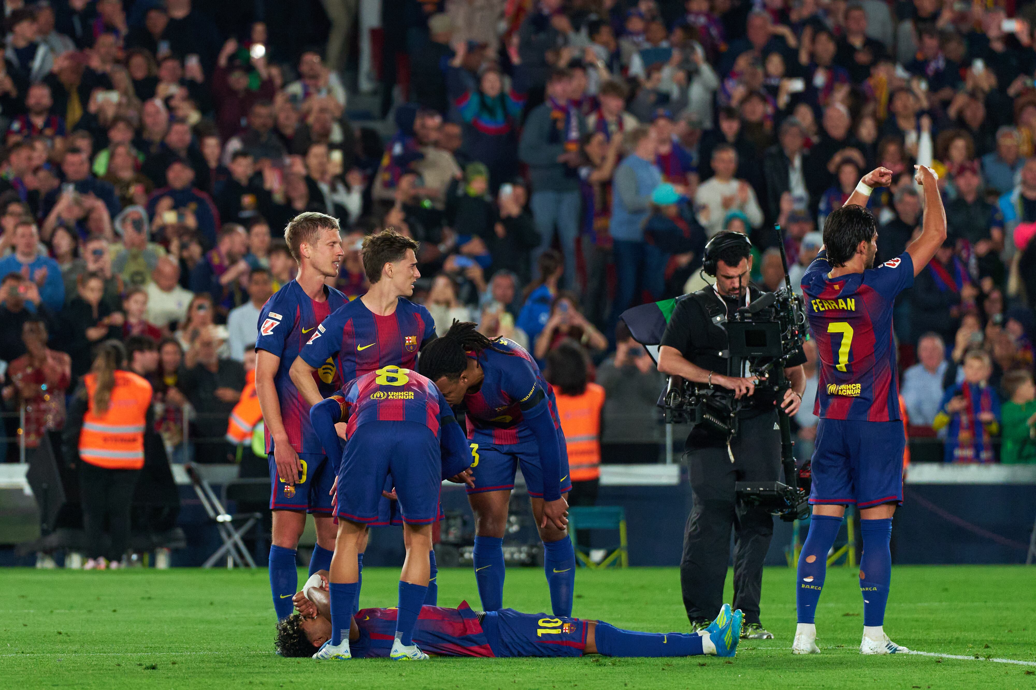 Lamine Yamal en el suelo tras cobrar el penal que puso adelante en el marcador a Barcelona contra Celta de Vigo.