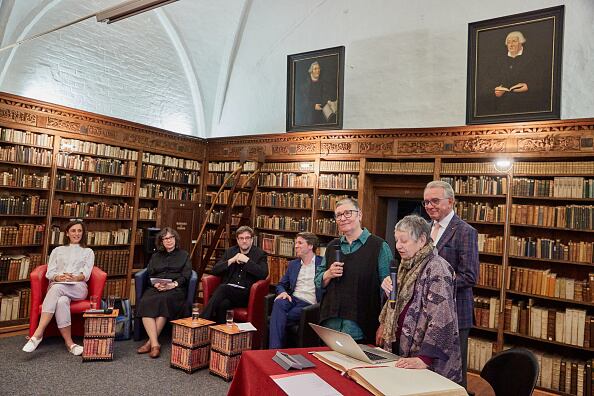 El año pasado, la Academia otorgó el galardón a la escritora feminista francesa Annie Ernaux. Fue la 17ª mujer en recibir el premio desde 1901, cuando se concedió por primera vez.