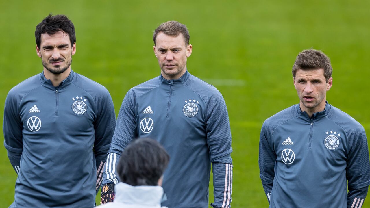 Mats Hummels junto a Manuel Neuer y Thomas Müller en un entrenamiento de Alemania