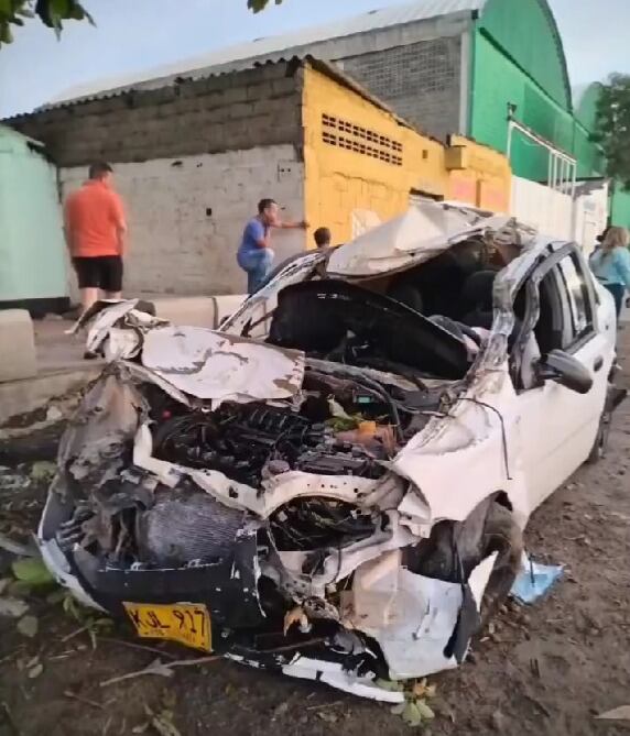 Escombros y ramas de árboles cayeron sobre un vehículo