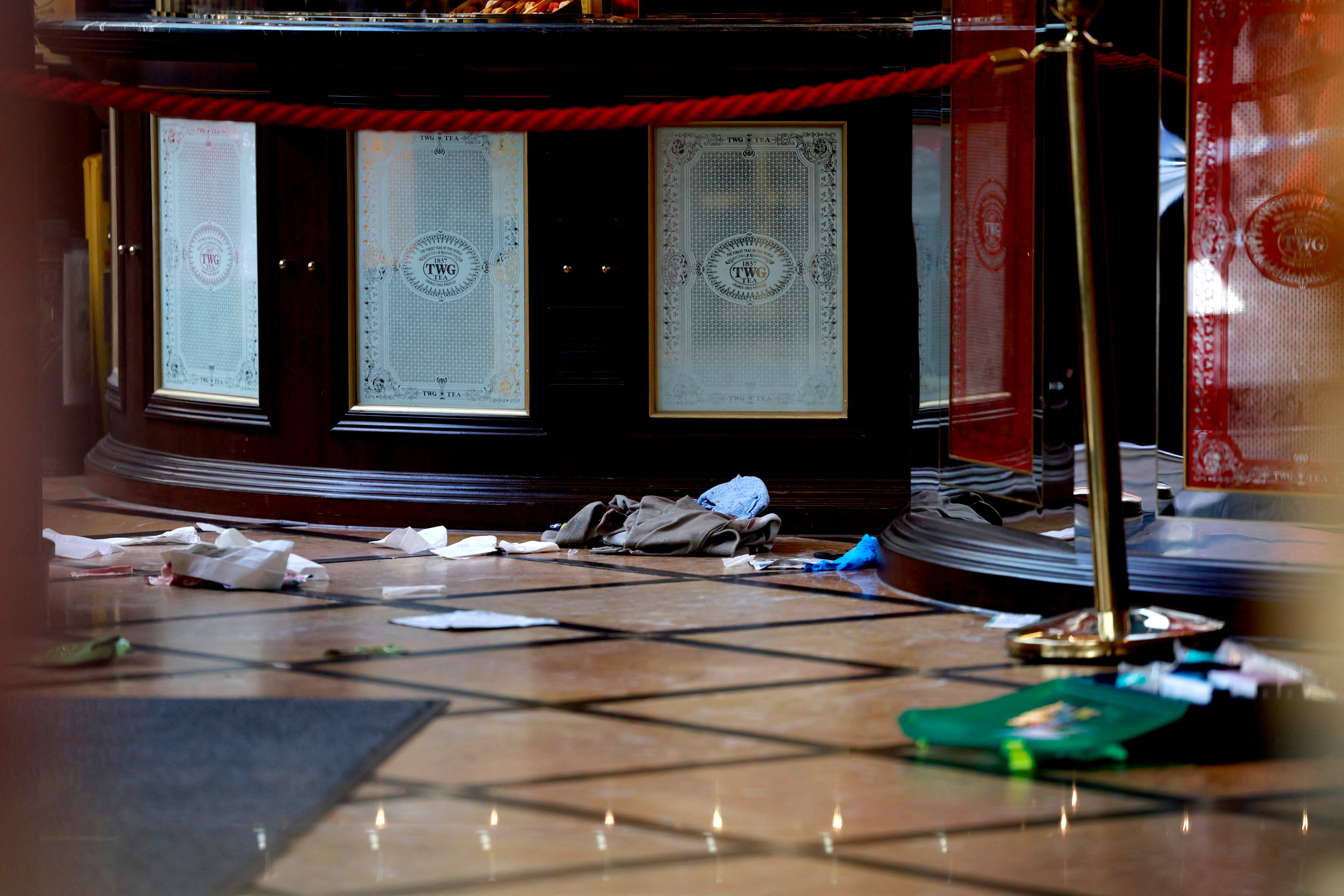 Una fotografía tomada el 12 de agosto de 2024 muestra artículos en el suelo de la tienda de té TWG en Leicester Square, Londres. Una mujer y una niña de 11 años fueron hospitalizadas el 12 de agosto después de ser apuñaladas en la famosa Leicester Square del centro de Londres, dijo la policía, añadiendo que un hombre había sido arrestado. (Foto de BENJAMIN CREMEL / AFP)