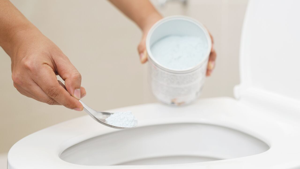 Lavar el inodoro con bicarbonato