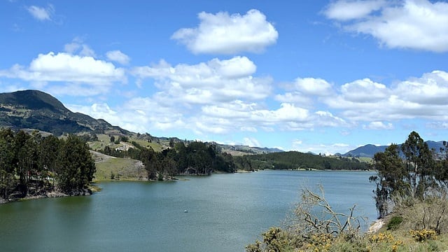 El municipio tiene el Embalse El Hato, que está ubicado entre este Carmen de Carupa  y Ubaté.