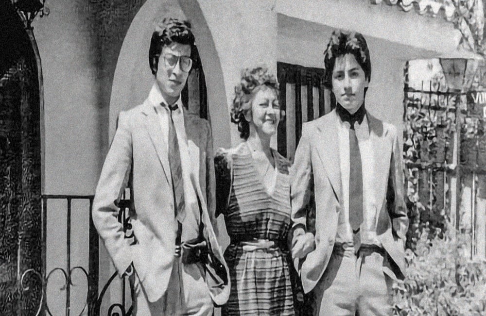 Petro de joven con su madre, Clara Nubia Urrego, y su hermano Juan Fernando.