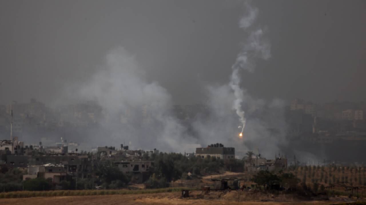 Fotografía de una bengala sobre la ciudad palestina de Beit Hanoun.