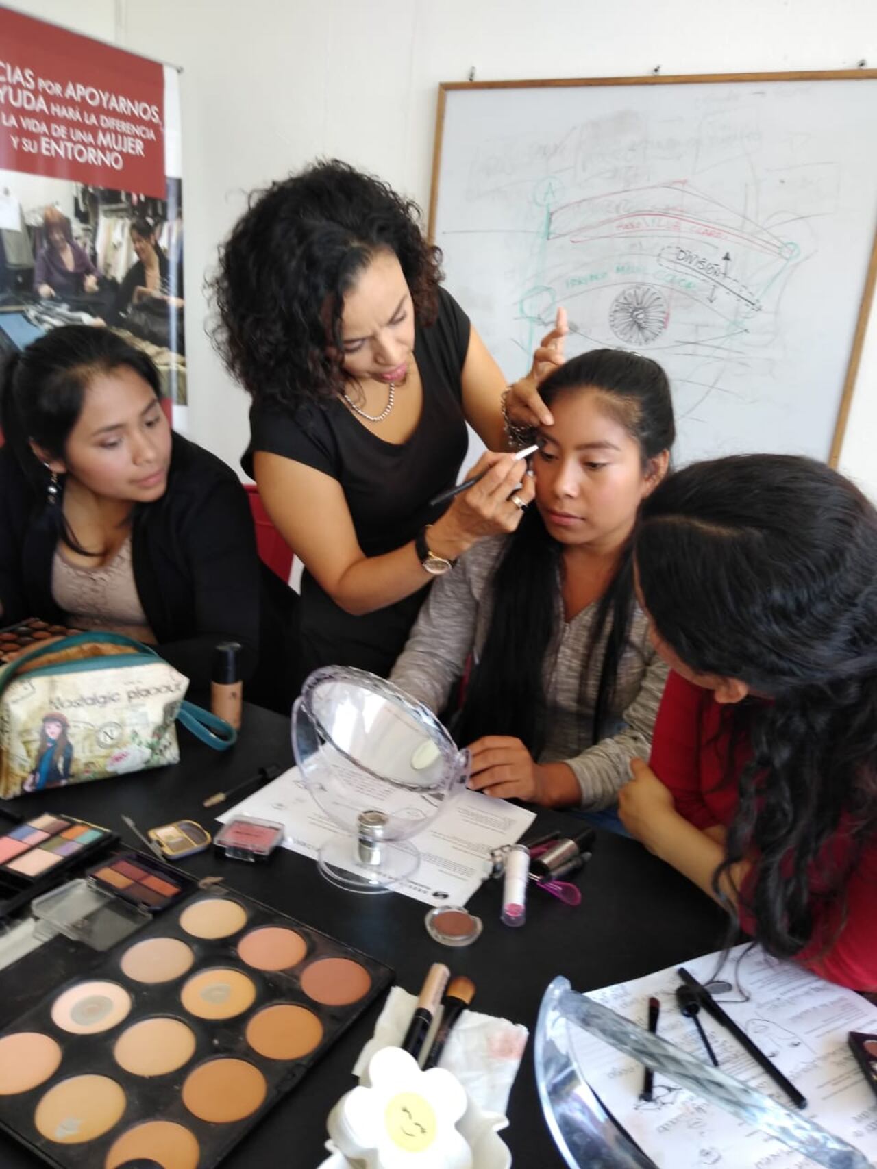 Sonia Hurtarte y Nadia Alvarado trabajan en el programa Dress for Success