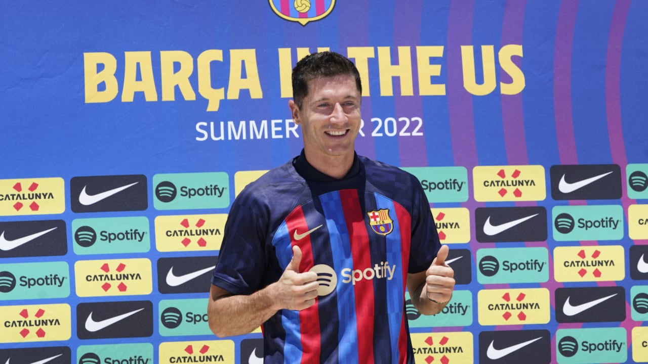 Robert Lewandowski porta la camiseta del Barcelona durante su presentación oficial con el equipo en Fort Lauderdale, Florida el miércoles 20 de julio del 2022. (AP Foto/Marta Lavandier)
