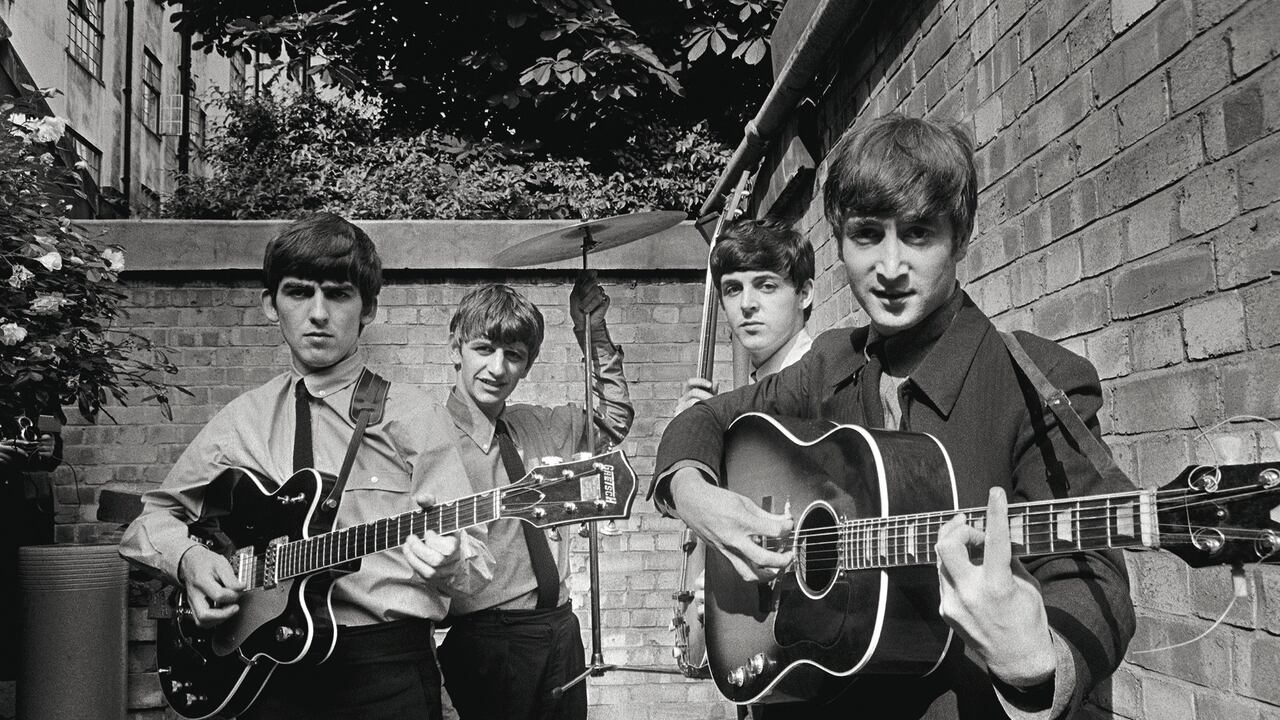 Terry O'Neill tomó el primer retrato de The Beatles durante la grabación de 'Please Please Me' en los estudios Abbey Road, en Londres, en enero de 1963. (Cortesía DirecTV)