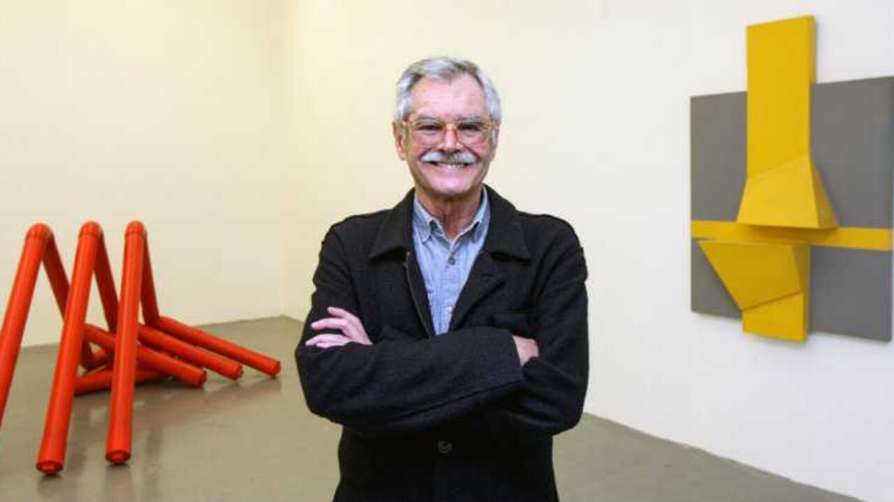 El artista John Castles en la Galería Nueveochenta. Foto: Carlos Julio Martínez.