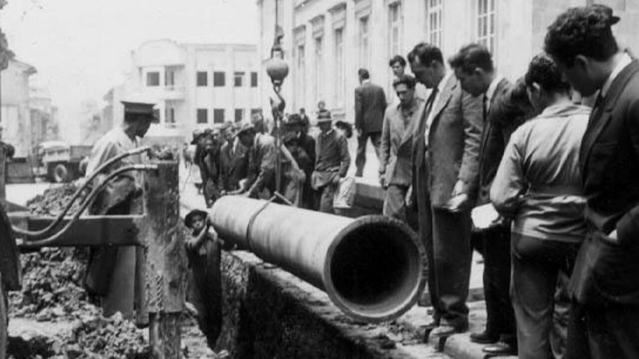 El primer tramo de tubería en hierro instalado en la capital, entró en operación el 2 de julio de 1888.