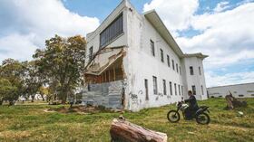 Así se ve uno de los lados de la Escuela de Cine y Televisión, ubicada desde 1988 en el estadio del campus. Foto: Carlos Julio Martínez.