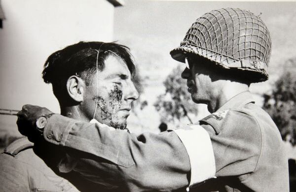 Durante la Segunda Guerra Mundial, un médico estadounidense atiende a un soldado alemán capturado por los aliados.