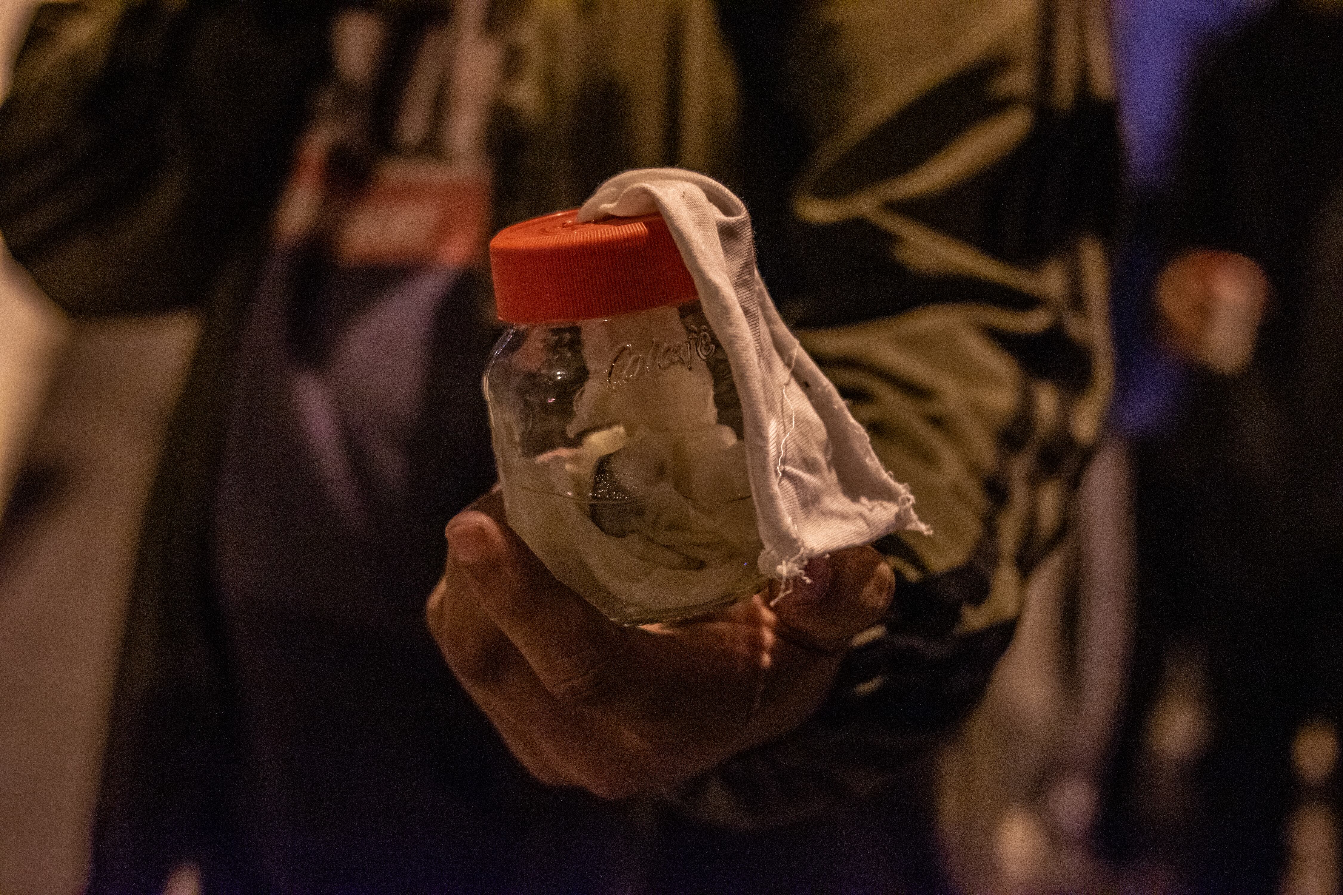 En un hecho de intolerancia, la mujer arrojó una bomba molotov al interior del banco.