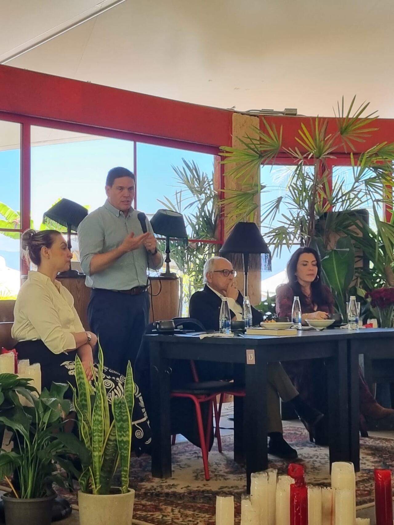 Juan Carlos Pinzón durante el evento. Lo acompaña José Obdulio Gaviria y la excongresista Margarita Restrepo.