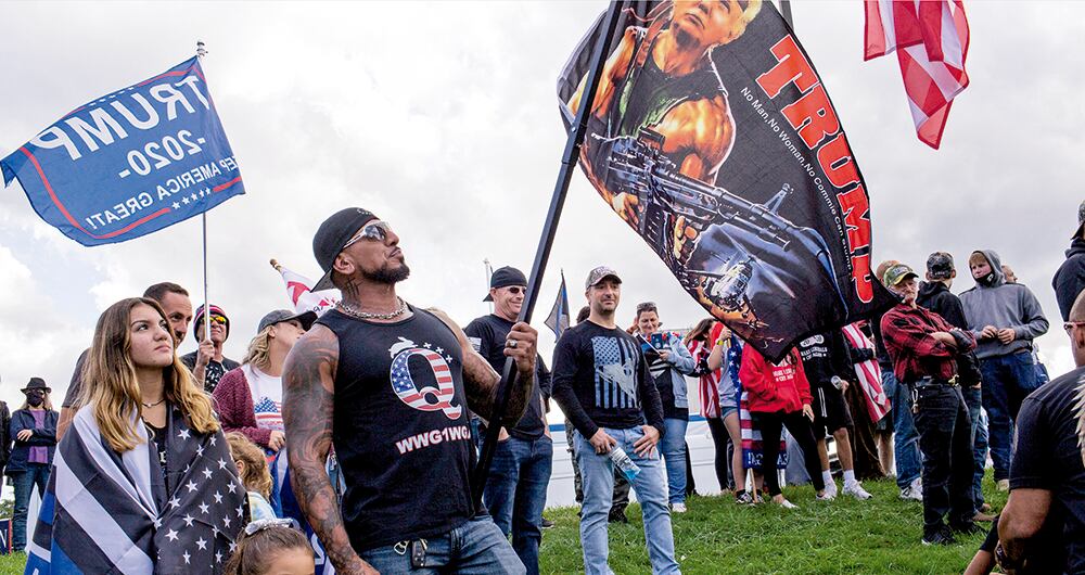  Con la llegada de Donald Trump al poder y la irrupción de la pandemia, grupos conspiranoicos, como QAnon, acogieron a inconformes que no pueden explicar los fenómenos que los rodean.