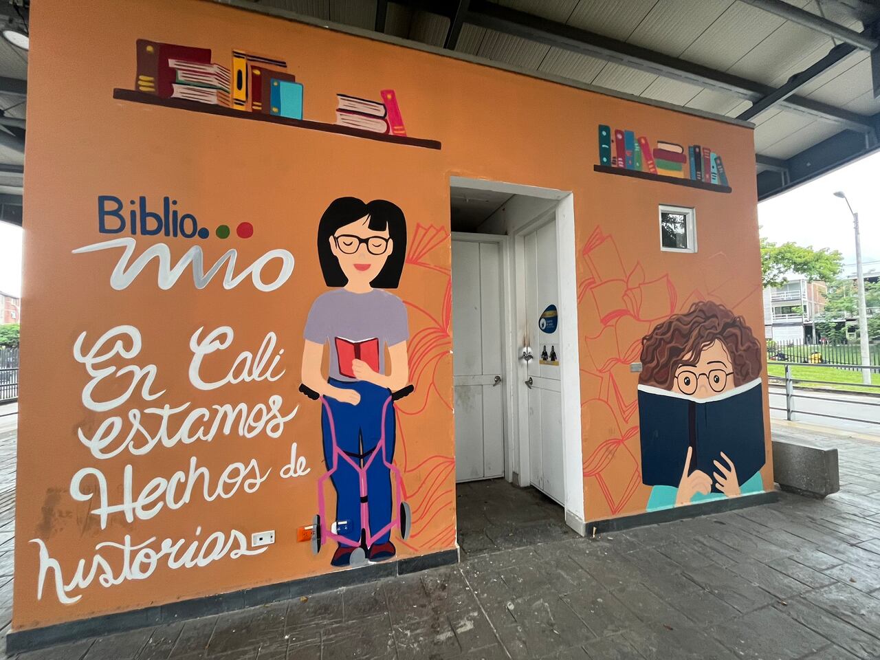 Así buscan recuperar el BiblioMIO de la Terminal Paso del Comercio de Cali que fue vandalizado.