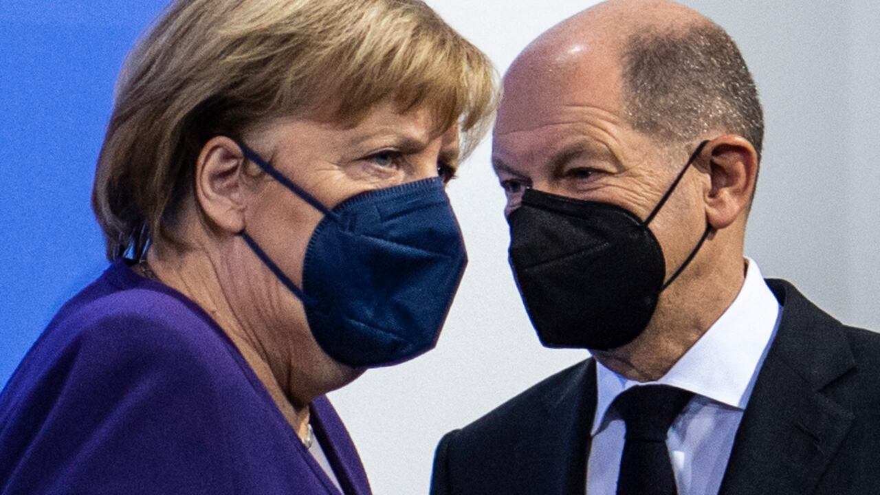 (ARCHIVOS) En esta foto de archivo tomada el 2 de diciembre de 2021, la canciller alemana Angela Merkel (izq.) Y su sucesor designado Olaf Scholz llegan para una conferencia de prensa luego de una reunión con los jefes de gobierno de los estados federales de Alemania en la Cancillería en Berlín en diciembre. 2 de febrero de 2021 sobre las medidas que se tomarán para frenar la pandemia del coronavirus (Covid-19). - Dos meses después de que el SPD venciera a la coalición conservadora CDU-CSU de Angela Merkel en unas elecciones generales, sus negociadores dieron los toques finales al acuerdo con los socialdemócratas (SPD), los verdes y los liberales demócratas libres (FDP) que instalará las finanzas salientes. Ministro Olaf Scholz (SPD), 63, como canciller. (Foto de John MACDOUGALL / POOL / AFP) / PARA IR CON PAQUETE AFP
