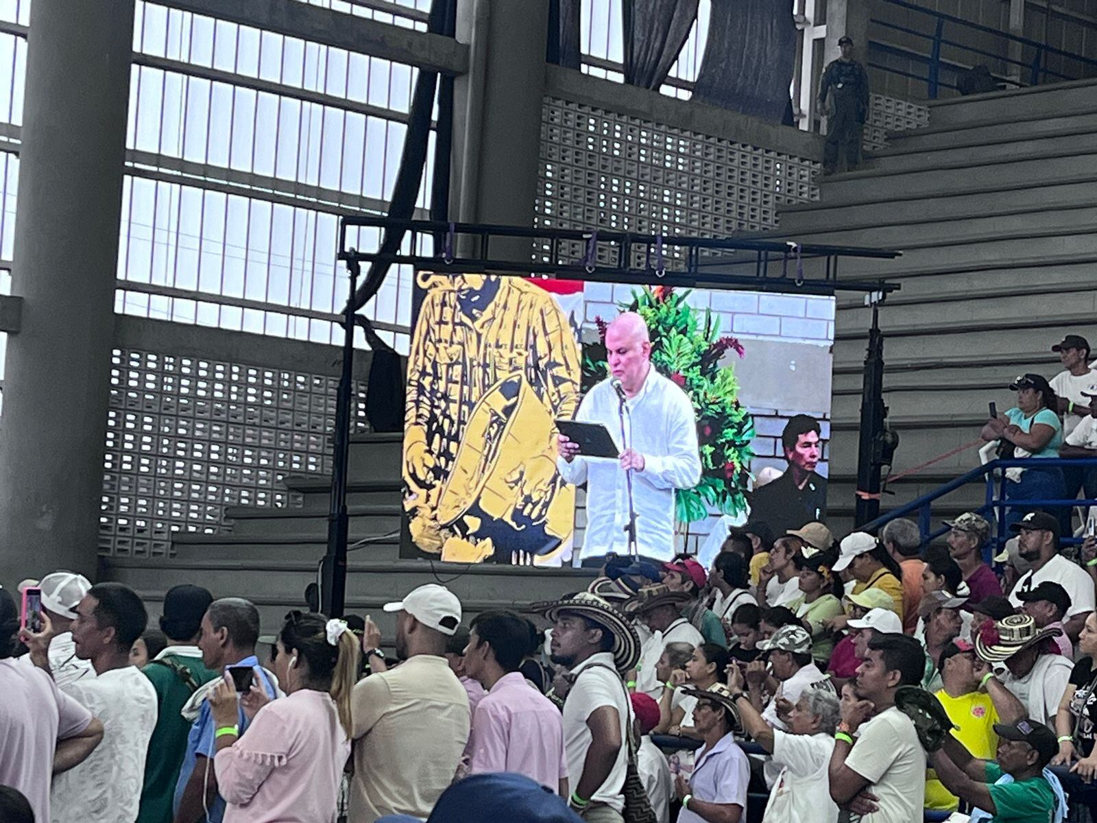 El exjefe paramilitar Salvatore Mancuso estrechó la mano del presidente y pidió perdón por los hechos criminales que cometió.