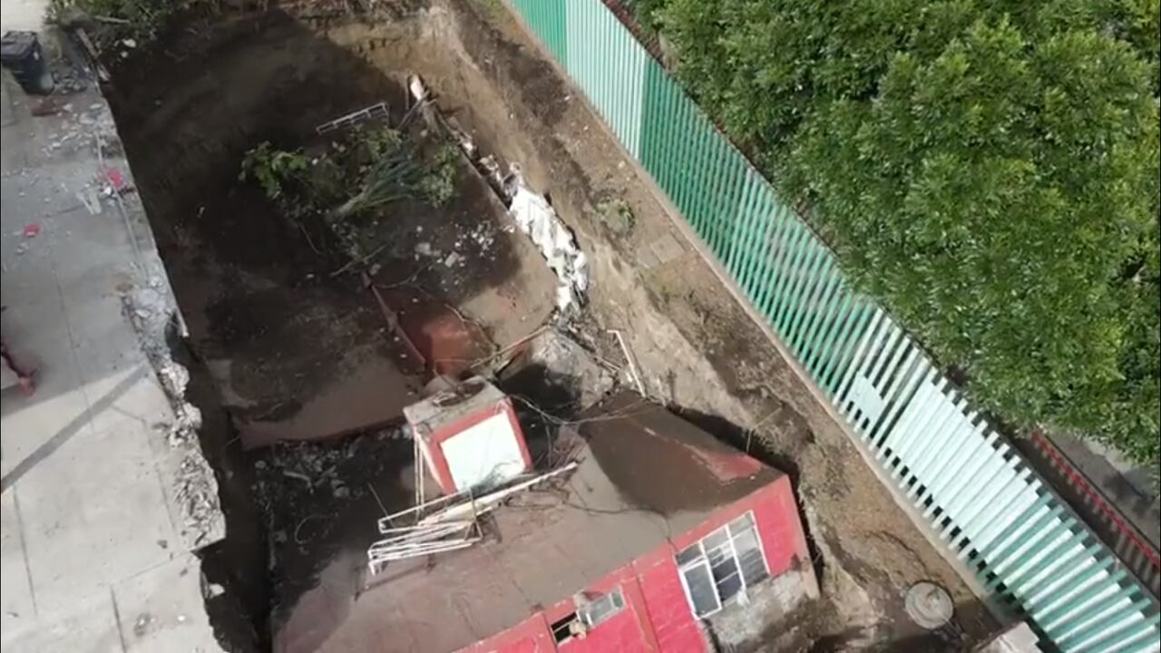 Fotograma: 0.08 La tierra se "tragó" un gimnasio de box Twitter:@/RuidoEnLaRed