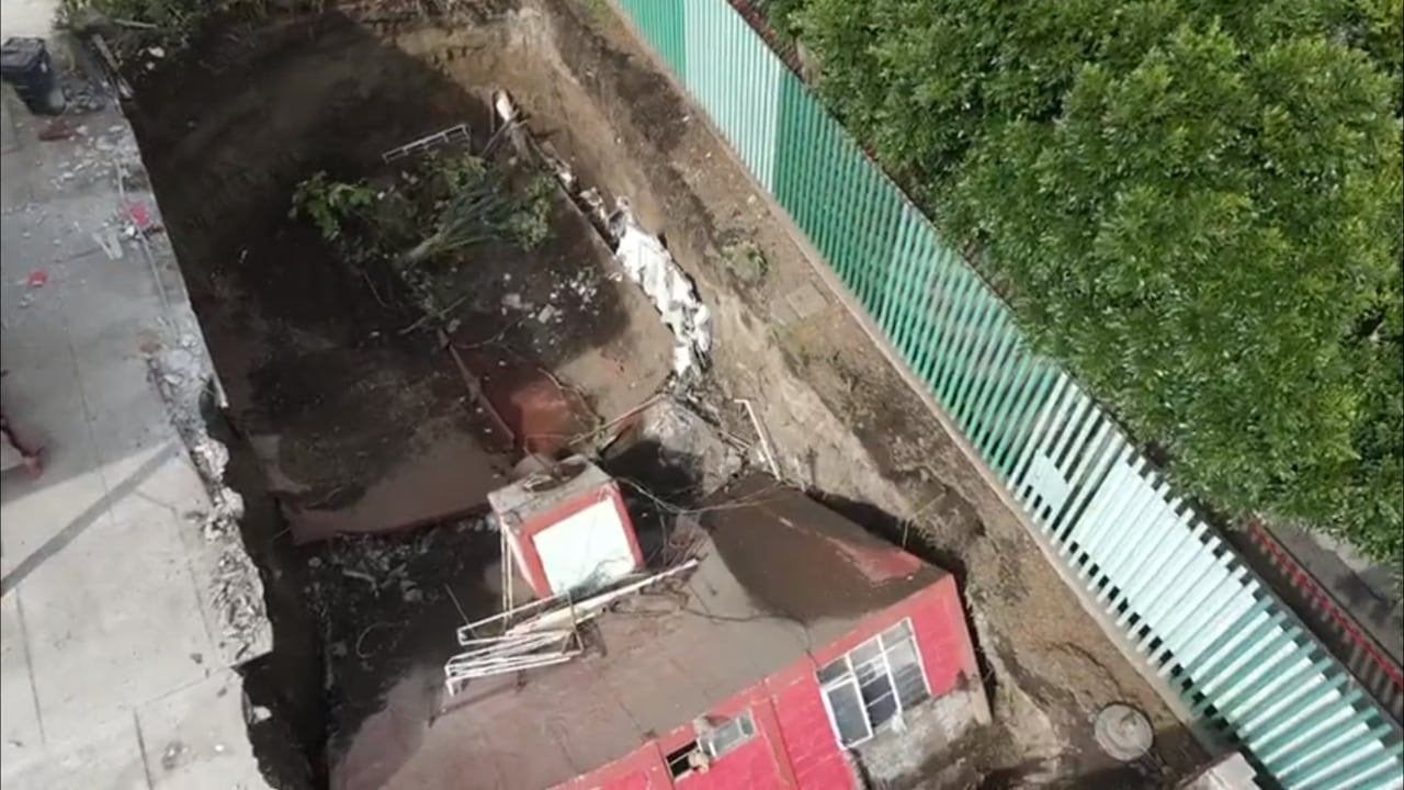 Fotograma: 0.08 La tierra se "tragó" un gimnasio de box Twitter:@/RuidoEnLaRed