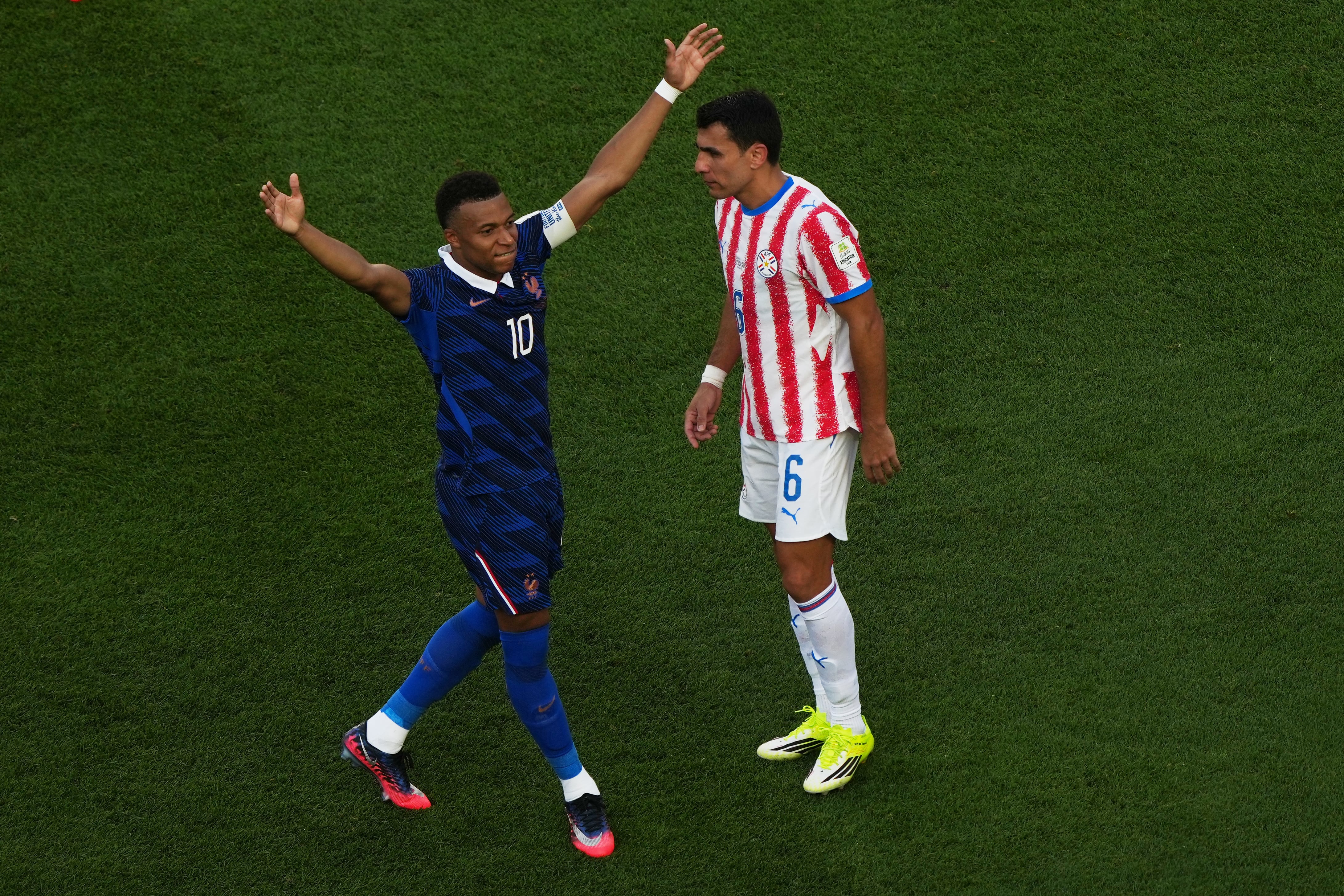 Kylian Mbappé, de Francia (izquierda), celebra tras marcar el primer gol de penalti contra Paraguay durante el partido de octavos de final del Mundial de fútbol disputado en Filadelfia.