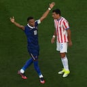 Kylian Mbappé, de Francia (izquierda), celebra tras marcar el primer gol de penalti contra Paraguay durante el partido de octavos de final del Mundial de fútbol disputado en Filadelfia.