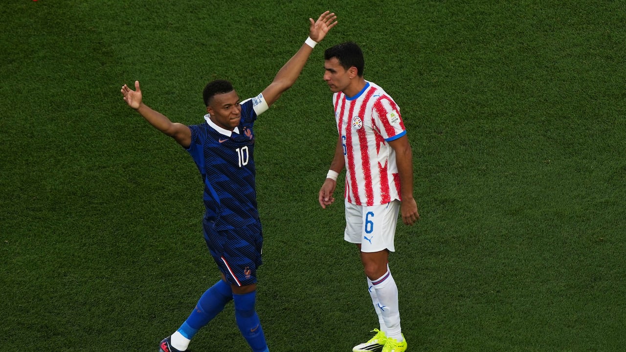 Kylian Mbappé, de Francia (izquierda), celebra tras marcar el primer gol de penalti contra Paraguay durante el partido de octavos de final del Mundial de fútbol disputado en Filadelfia.