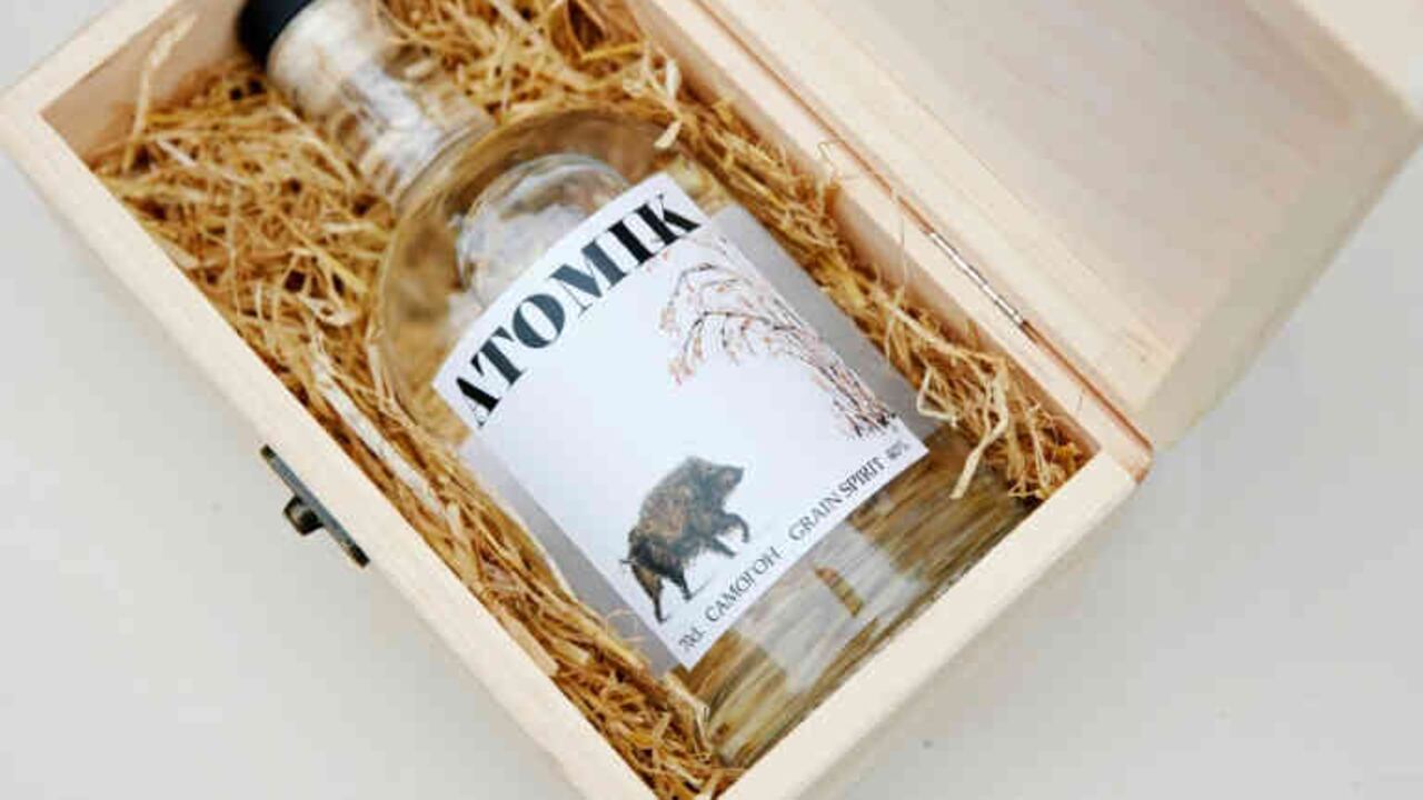 Una botella de "ATOMIK", un vodka no radioactivo producido con granos obtenidos cerca de la zona de Chernóbil (Ucrania).